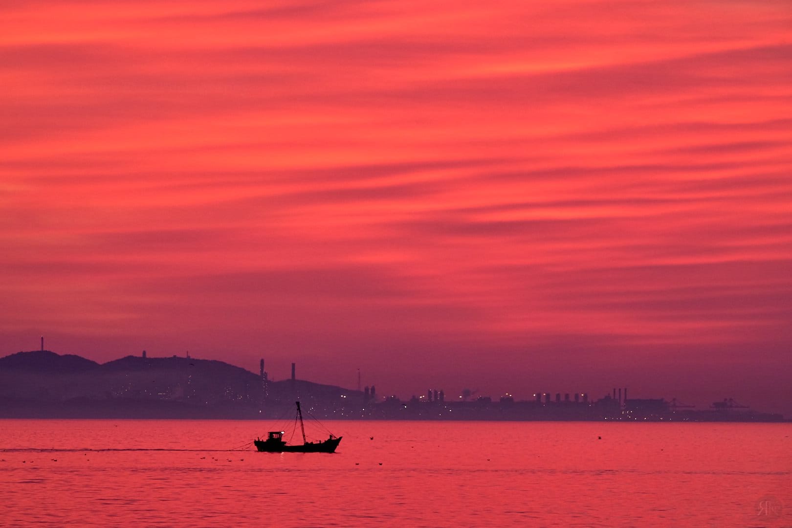 Dalian: The Sky's Canvas Before Dawn 1