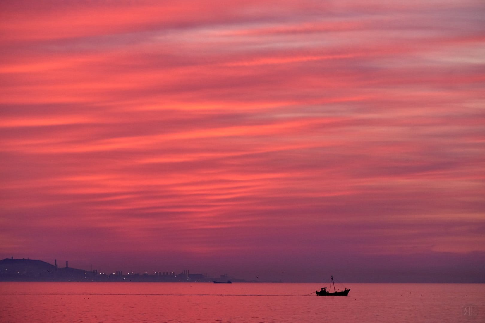 Dalian: The Sky's Canvas Before Dawn 2